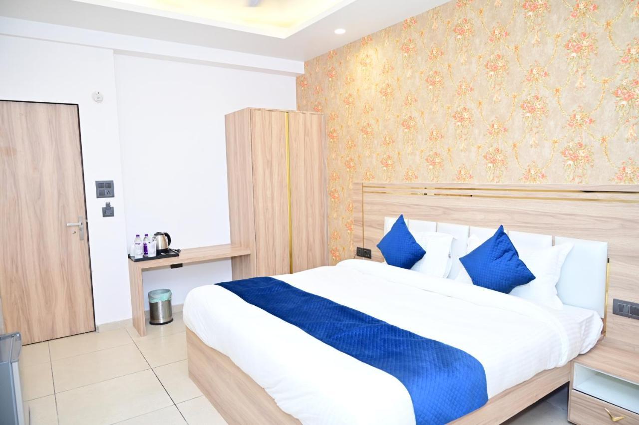 The Dwelling Inn Greater Noida Exterior photo