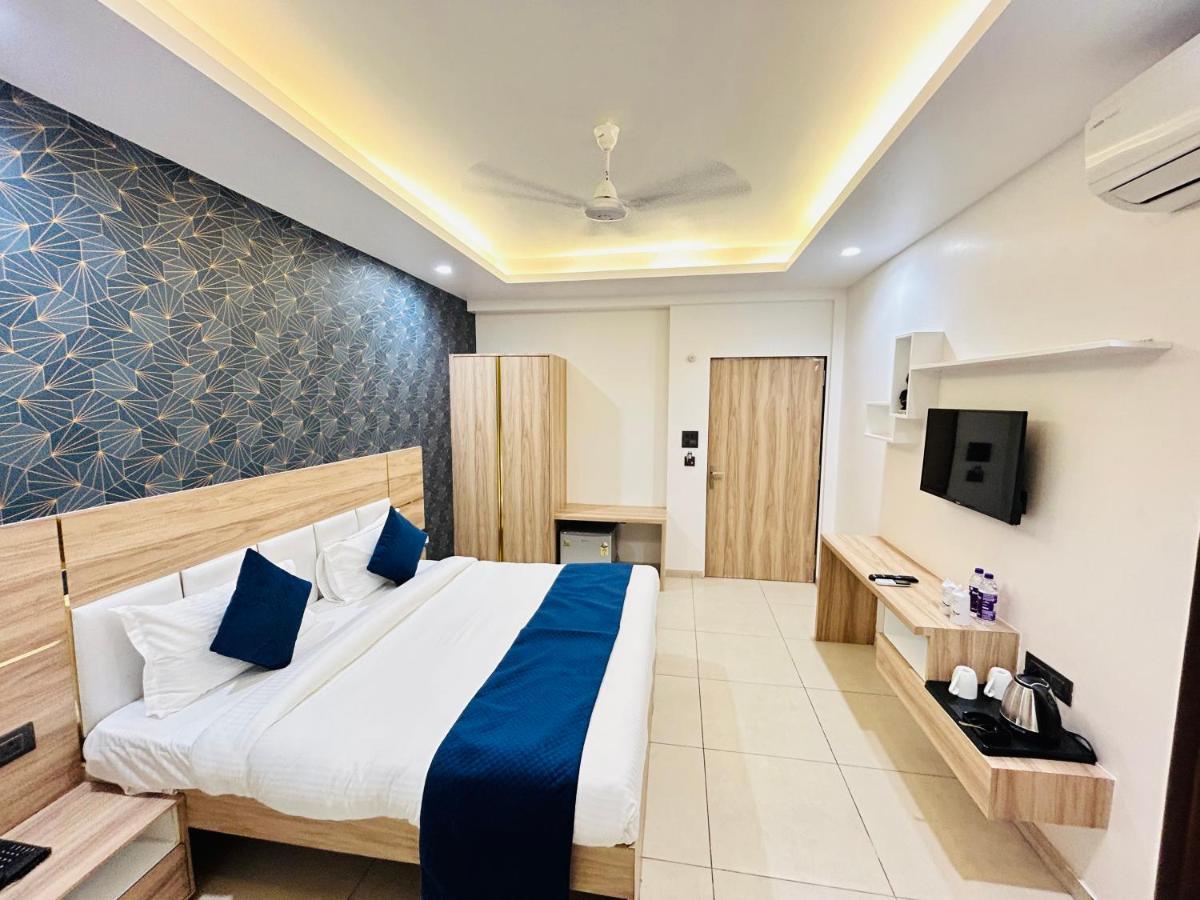 The Dwelling Inn Greater Noida Exterior photo